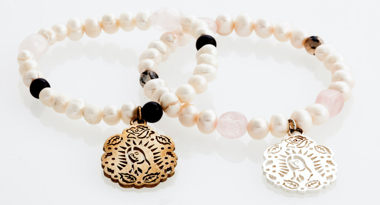 Pulsera Virgen de Guadalupe con perlas y cuarzos naturales.