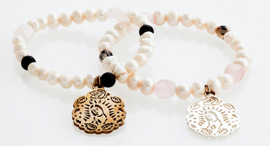 Pulsera Virgen de Guadalupe con perlas y cuarzos naturales.